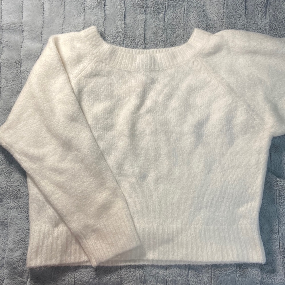 🆕 Victoria’s Secret fuzzy white/cream sweater - size medium